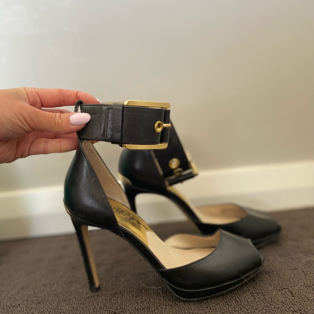 MICHAEL KORS BLACK LEATHER ANKLE STRAP GOLD CUFF BUCKLE PEEP TOE PUMPS- Size 5.5 - Picture 1 of 7